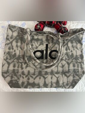 ALO Yoga Beige and Light Blue Quilted Cotton Top